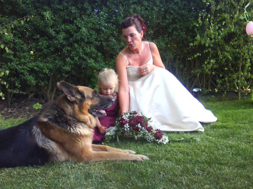 Eva med brudnbben Alva (barnbarn), och Taco.